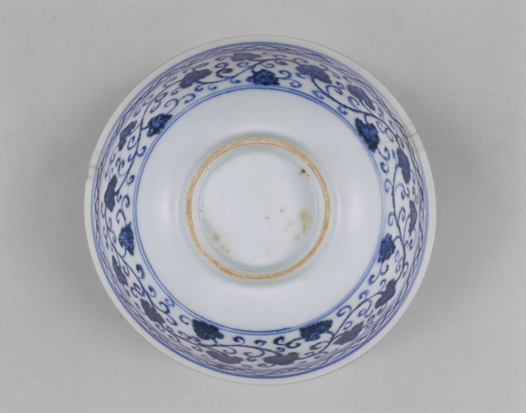 图片[3]-Blue-and-white and gold-colored clover bowl with tangled branches-China Archive